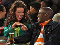 Victoria (Katy Mixon) und Carl (Reno Wilson)