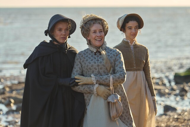 Sommer-Idyll in der Rückblende: die junge Witwe Cassandra (Synnøve Karlsen, l.) mit ihrer Mutter (Phyllis Logan) und Schwester Jane Austen (Patsy Ferran, r.)