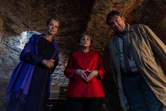 (v. l.) Katharina von Baugenwitz (Judith Engel), Miss Merkel (Katharina Thalbach) und Kommissar Hannemann (Sascha Nathan)