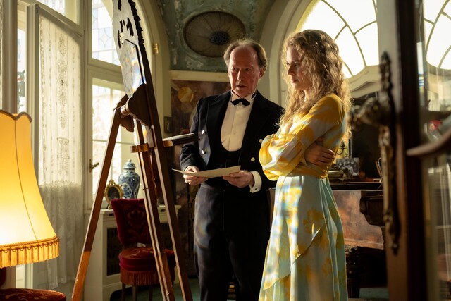 Butler Mortimer (Ulrich Noethen) und Sophie (Alicia von Rittberg) suchen nach geeigneten Heiratskandidaten