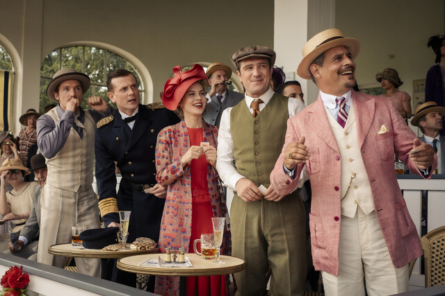 Von links nach rechts: Sir Toby (Jacob Matschenz), Admiral von Schneider (Christoph Schechinger), Sophie (Alicia von Rittberg), Mr. Winterbottom (Frederick Lau) und Mr. Pommeroy (Moritz Bleibtreu) am&uuml;sieren sich beim Pferderennen