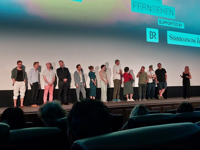 Cast und Macher von "Miss Sophie - Same Procedure as Every Year" auf der Bühne