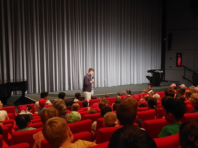 Der gut aufgelegte Moderator Tim Gailus vor dem Screening von "Neue Geschichten vom Pumuckl"