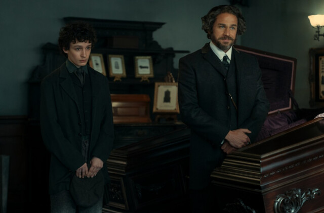 Oliver Spenceman (l.) als Stephen und Charlie Hunnam (r.) als Andrew Borden