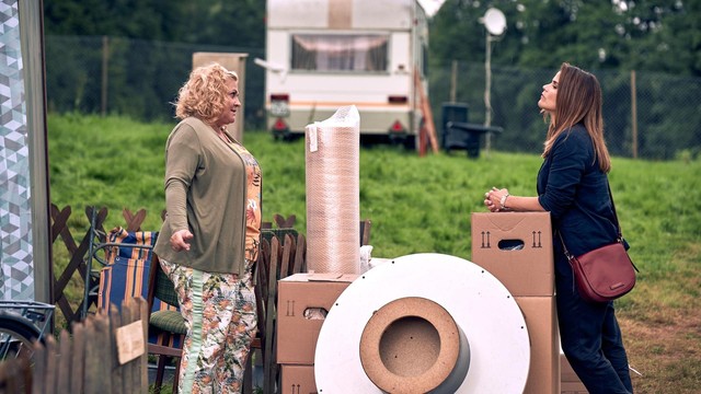 Widersacherinnen im Dorf: Heike (l.) und Marie