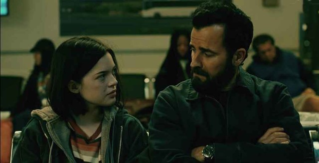 Dina (Logan Polish) und ihr Vater Allie (Justin Theroux) sind nicht immer einer Meinung.