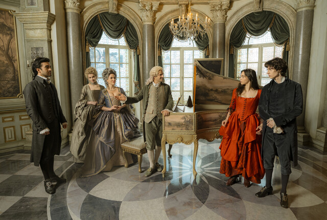 (v. l. n. r.) Eidin Jalali (Antonio Salieri), Lisa Vicari (Gräfin von Greiner), Verena Altenberger (Marie Antoinette), Philipp Hochmair (Kaiser Joseph II.), Havana Joy (Maria Anna Mozart) und Eren M. Güvercin (Wolfgang Amadeus Mozart)