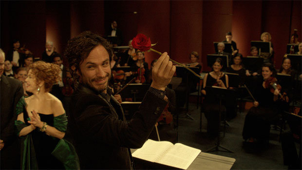 Gelungene Premiere: Maestro Rodrigo (Gael García Bernal) nimmt für sein Orchester Applaus und Blumen entgegen