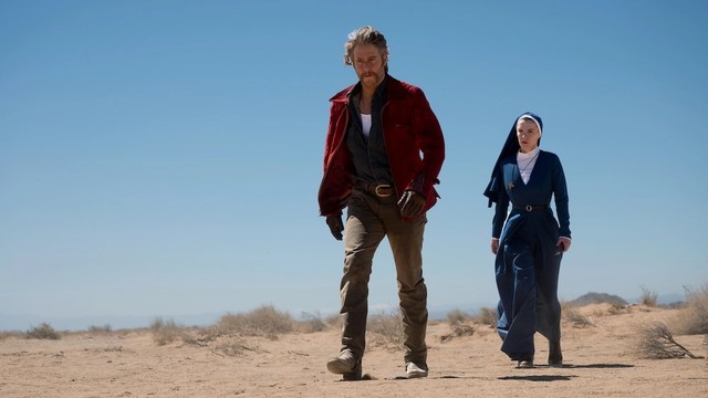 Betty Gilpin (r.) und Jake McDorman in "Mrs. Gilpin"