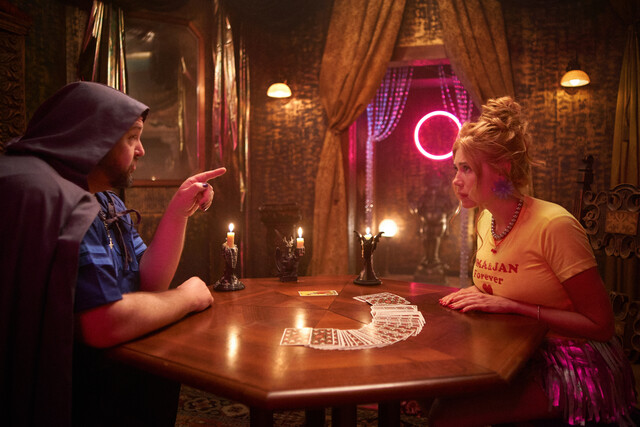 Orakel Boris (Daniel Zillmann) ist sich sicher: Ivys (Palina Rojinski) gro&szlig;e Liebe ist kein Fremder, sondern jemand, den sie l&auml;ngst kennt.