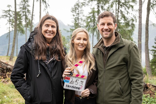 (v. l.) Regisseurin Patricia Frey, Melissa Naschenweng und Ferdinand Seebacher