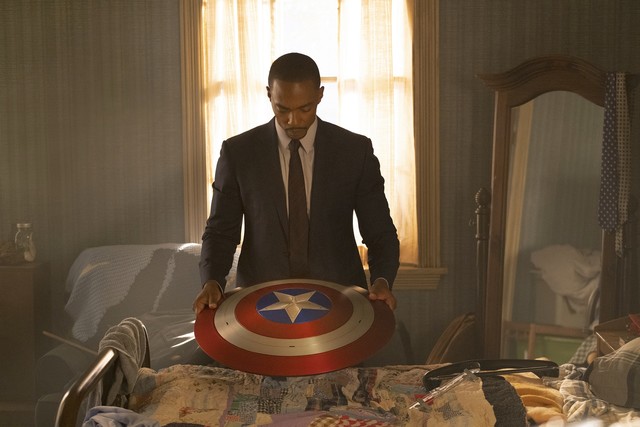Sam Wilson (Anthony Mackie) und der Schild von Captain America