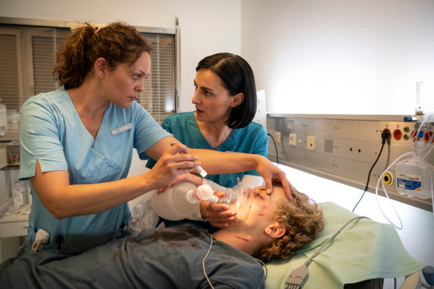 Ella (Ines Quermann) und Nora (Mimi Fiedler) bilden im Job ein gutes Team