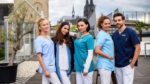 Eine bunte Truppe: Valerie Huber als Kiki, Sila Sahin als Samira, Mimi Fiedler als Nora, Ines Quermann als Ella und Nassim Avat als Karim