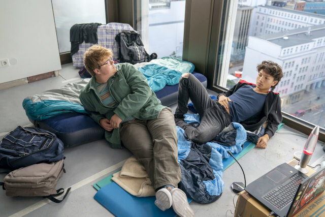 Mehr als ein leeres Apartment und einen Laptop braucht es nicht: Jannik und Tai überwachen ihren Direktor