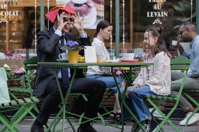 Macht Faxen wie eh und je: Tony DiNozzo beim Macaron-Date mit seiner Tochter Tali (Isla Gie).