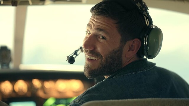 Austin Stowell in der Serie "Keep Breathing" (2022)