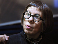 Hetty Lange (Linda Hunt)