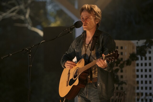 Was Sektenführer so tun: Lawrence Cole (Damon Herriman) spielt seinen Anhängern abends Iggy Pops "The Passenger" vor - bevor er sich blutigeren Dingen widmet.
