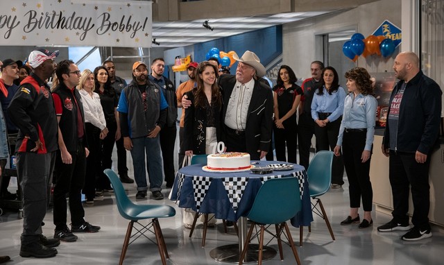 Der 'innere Kreis' von "The Crew": Chuck (Gary Anthony Williams), Amir (Dan Ahdoot), Catherine (Jillian Mueller), Bobby (Bruce McGill), Beth (Sarah Stiles) und Kevin (Kevin James).