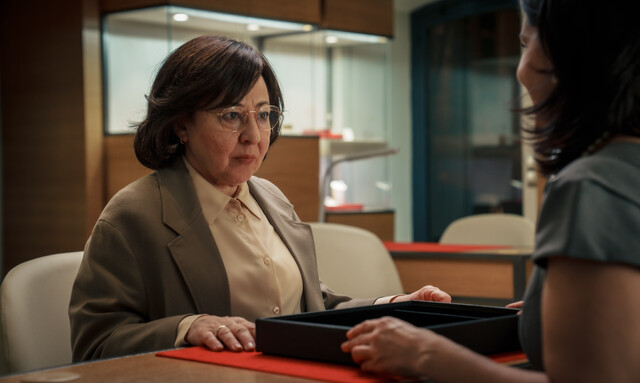 Sara (Carmen Machi) spricht mit der Verk&auml;uferin im Juweliergesch&auml;ft.