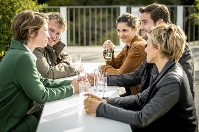 Die neue Teamchefhin Helena Jung (Sonja Baum, l.) trifft auf ihre neuen Kollegen.