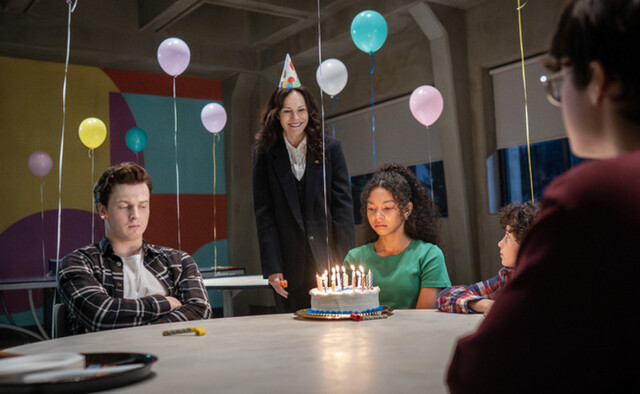 (v. l. n. r.) Nick (Fionn Laird), Einrichtungsleiterin Sigsby (Mary-Louise Parker), Kalisha (Simone Miller), Avery (Viggo Hanvelt) und George (Arlen So) auf einer seltsamen Party