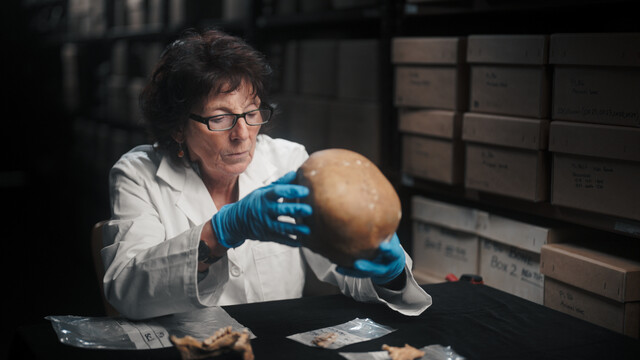 Archäologin Karen Hardy im Orkney Museum in Kirkwall ist auf Spurensuche nach der Ernährung unserer Vorfahren.