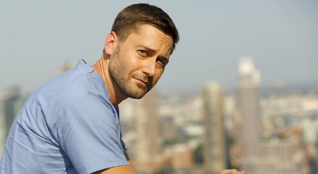 Dr. Max Goodwin (Ryan Eggold) auf dem Dach des