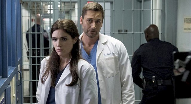 Die Ärzte Bloom (Janet Montgomery) und Goodwin (Ryan Eggold) im hauseigenen Gefängniskrankenhaus