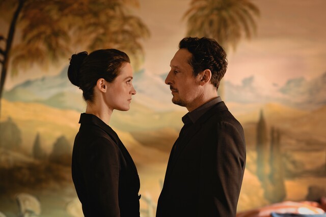 Thrillerserie nach Melanie Raabe: Friederike Becht und Hans L&ouml;w in "Die Falle"