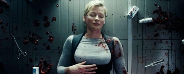 Gretchen Mol als Dr. Agatha Matheson inmitten von Erste-Hilfe-Materialien und Blut