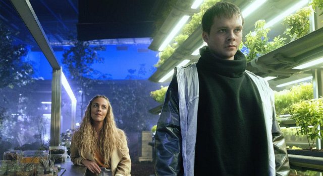 Miranda Raison als Tessia und Sam Strike als Thale in "Nightflyers"