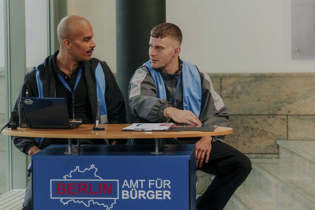 Can (Charles Booz Jakob, l.) und Roman (Ben Felipe, r.) dürfen sich ausnahmsweise als Türsteher aufspielen.