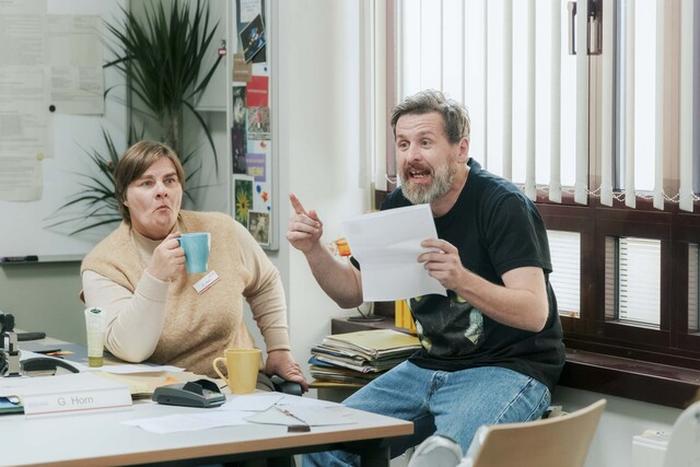 Wolle (Florian Renner) liest Gisela (Petra Hartung) den Brief eines Bürgers vor - was diese Leute alles so vom Amt erwarten...
