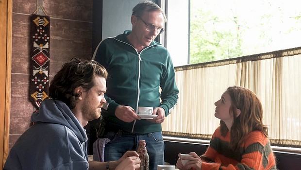 Der bissige Cafébesitzer Lennart (Dirk Martens) hat für Wiebke (Josefine Preuß) und Jonas (Sebastian Fräsdorf) immer ein offenes Ohr