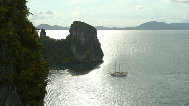 Noch liegt die Yacht "The Blue" friedlich vor traumhafter Kulisse.