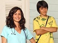 Zee (Valerie Cruz) und der junge Fremdenführer Charlie (Jonathan Castellanos)