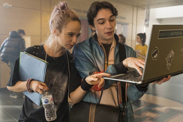 Janae (Jessica McLeod) und Simon (Mark McKenna) fühlen sich ihren Mitschülern überlegen.