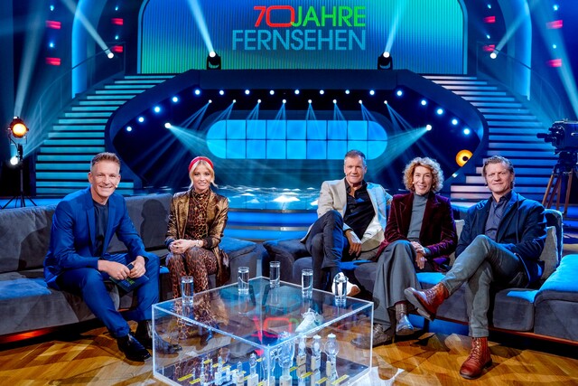 (v. l. Die Moderatoren Andi Knoll und Fanny Stapf mit ihren Gästen Armin Assinger, Adele Neuhauser und Gery Seidl