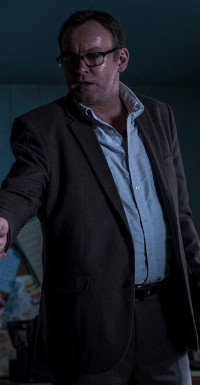 Philip Glenister als Pfarrer und Exorzist, Reverend Anderson.