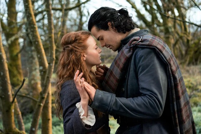 Ellen MacKenzie (Harriet Slater) und Brian Fraser (Jamie Roy) in "Outlander: Blood of My Blood"