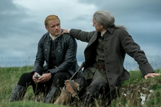 Jamie (Sam Heughan, l.) mit Ian (Steven Cree) in der siebten Staffel von "Outlander"