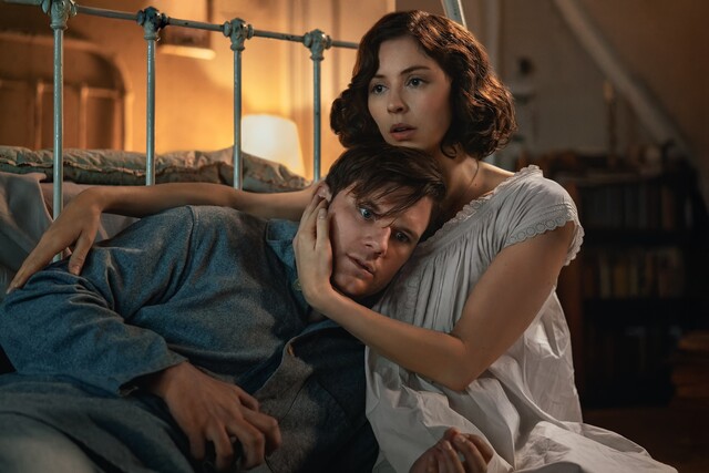 1917. Kriegstraumata überschatten ihre Liebe: Weltkriegsveteran Henry (Jeremy Irvine) findet Trost in den Armen von Julia (Hermione Corfield).