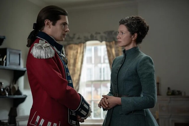 Lord John Grey (David Berry) mit Claire (Caitríona Balfe) in "Outlander"