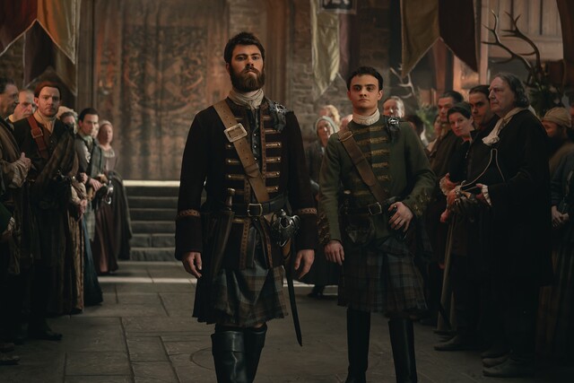 Zwei Brüder im Konkurrenzkampf: Dougal (Sam Retford, l.) und Colum MacKenzie (Séamus McLean Ross) stehen am Scheideweg.