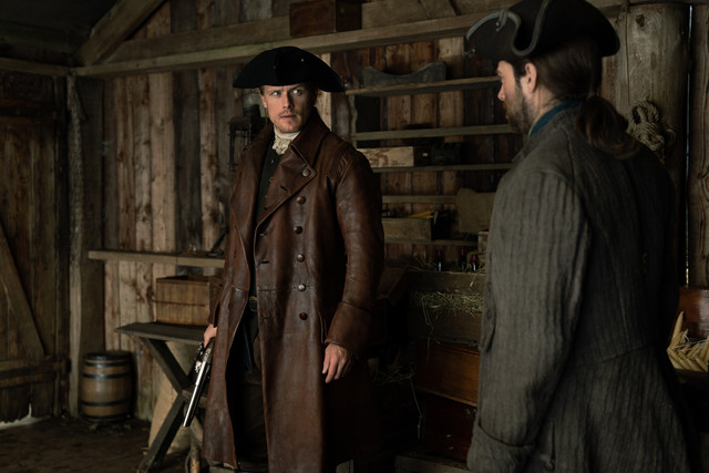 Jamie (Sam Heughan) und Roger (Richard Rankin) versuchen, Bonnet zu stellen.