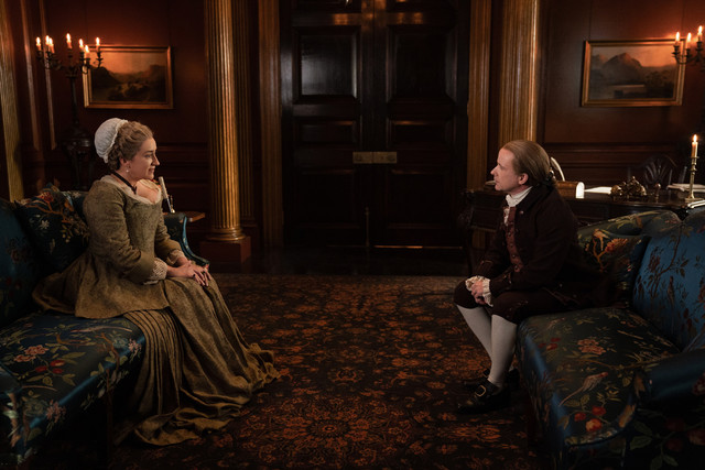 Jocasta (Maria Doyle Kennedy) bringt Gerald Forbes (Billy Boyd) aus der Fassung.