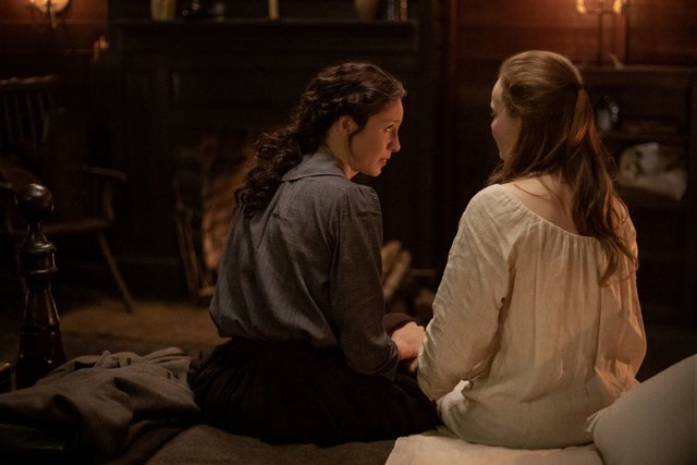 Claire (Caitriona Balfe) spricht Alicia (Anna Burnett) Mut zu.