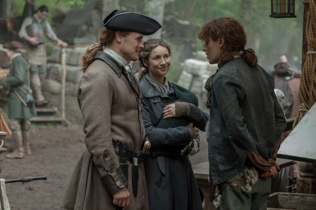 Jamie (Sam Heughan) und Claire (Caitriona Balfe) haben gute Neuigkeiten für die Zwillinge.